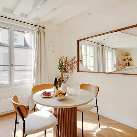 Appartement The Essence Of Boho Luxury Marais Getaway! *